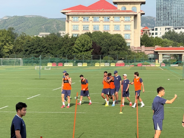 泰山赛前最后一练：王大雷陈泽仕王彤缺席，李源一回归