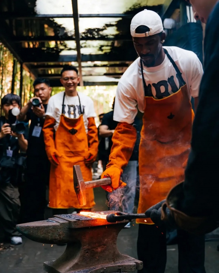 巴特勒晒中国行照片宣传签名鞋：迫不及待想让大家都能穿上