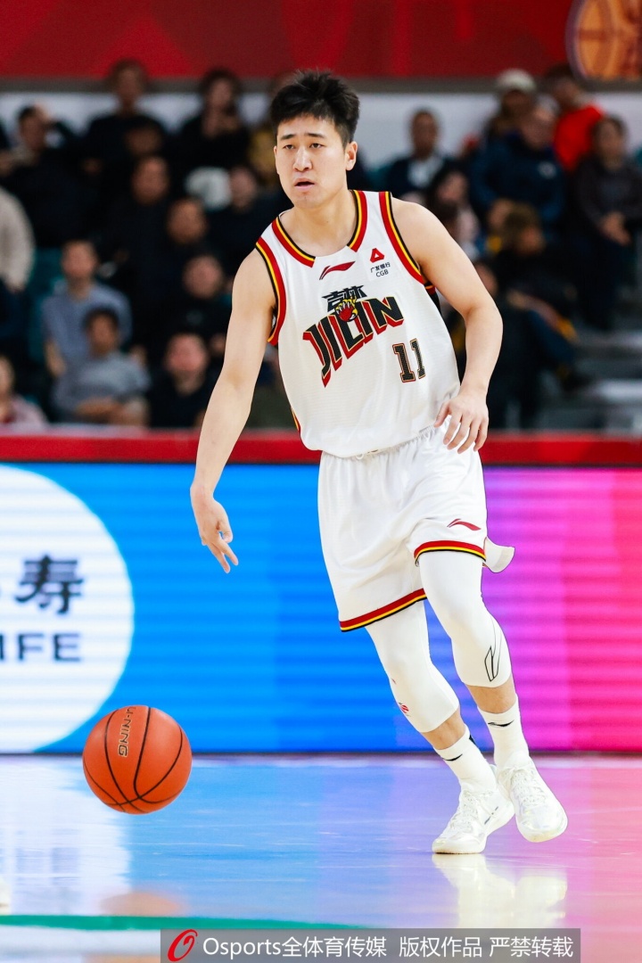 姜伟泽：特别欣赏特雷·杨 他眼神永远很坚定